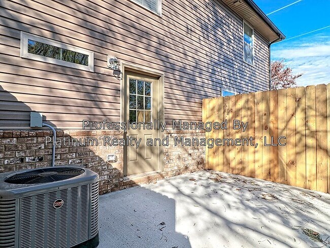 Building Photo - 325 Landrum Pl