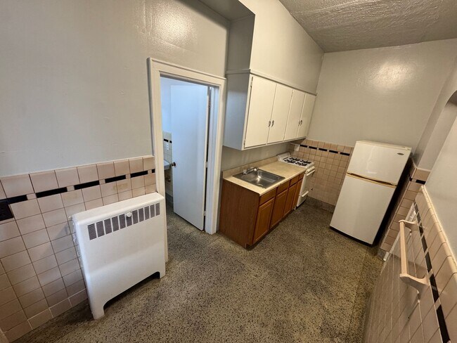 Building Photo - Large one room efficiency with large kitchen