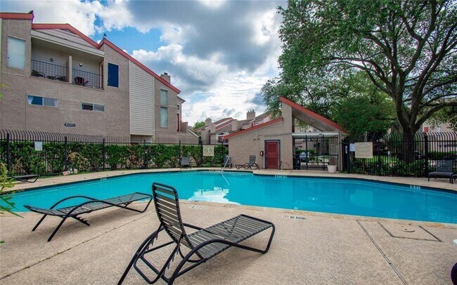 Building Photo - 10855 Meadowglen Ln