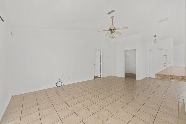 Building Photo - Spacious 3-Bedroom Home with Modern Open Floor Plan in Desirable Marion Oaks!