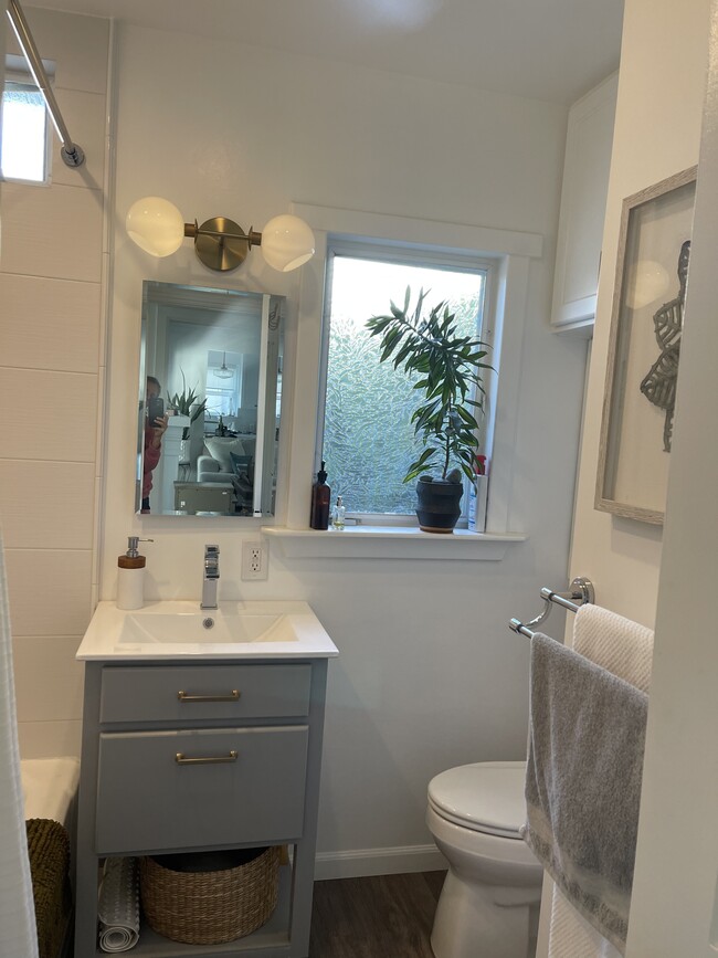 Bathroom with tub/ shower combo - 1741 Oak St