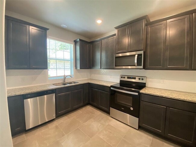 Building Photo - 13443 Greenbrier Dr