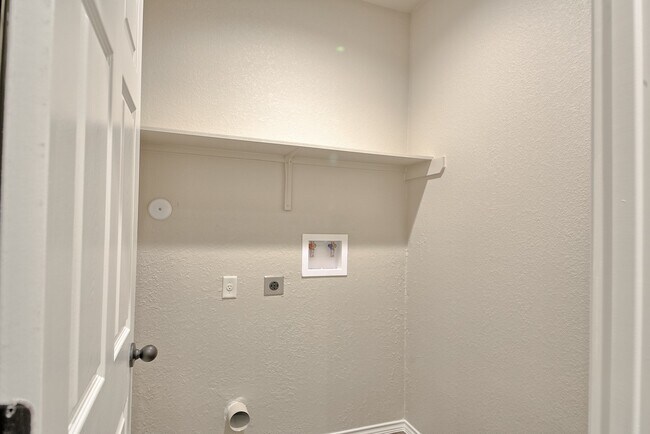 Building Photo - GORGEOUS 3 BEDROOM DUPLEX LOCATED IN BUDA, TEXAS!