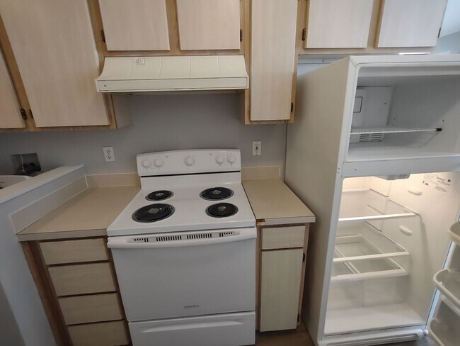 Building Photo - Ground Floor 2 BR 2BA with Storage & w/d