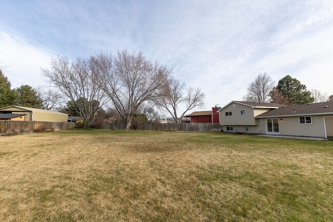 Building Photo - 1132 S Amaya Ave