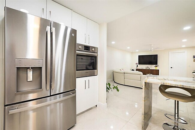 Building Photo - 2800 N Ocean Dr