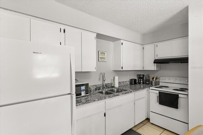 Building Photo - 2711 South Dr