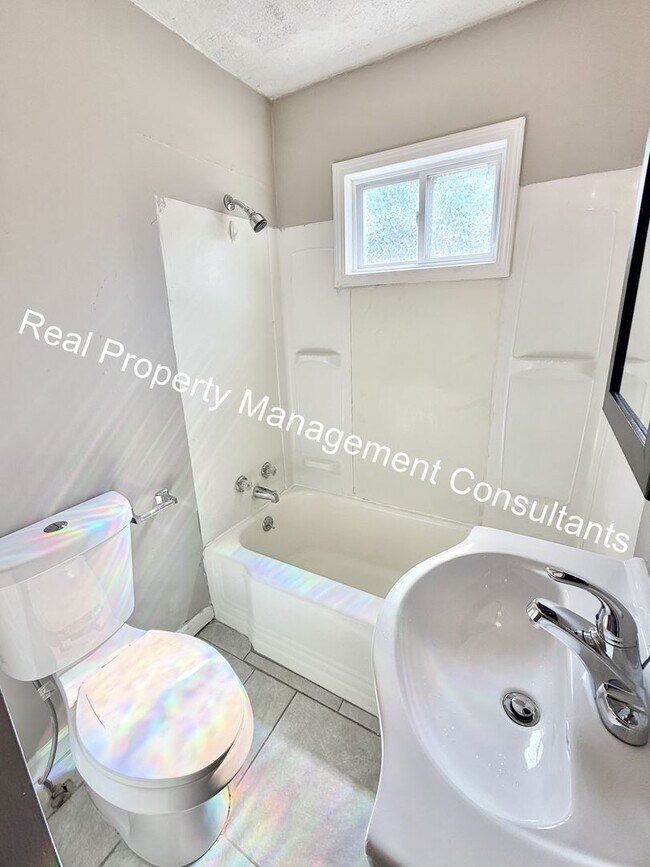 Building Photo - 2 Bed 1 bath lower- level apartment in North Kansas City!