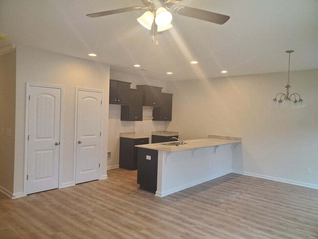 Building Photo - Great Townhome!