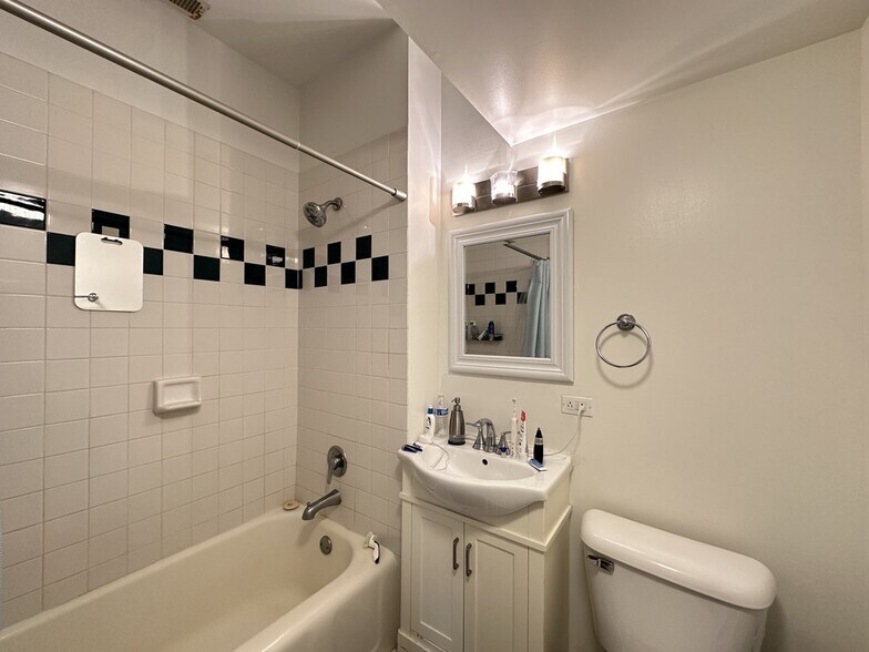 Building Photo - 1738 W Nelson St