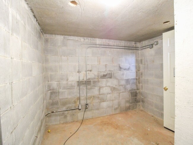 Building Photo - Spacious home!