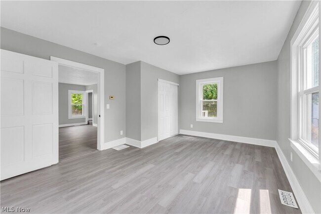 Building Photo - 1083 Eastlake Dr