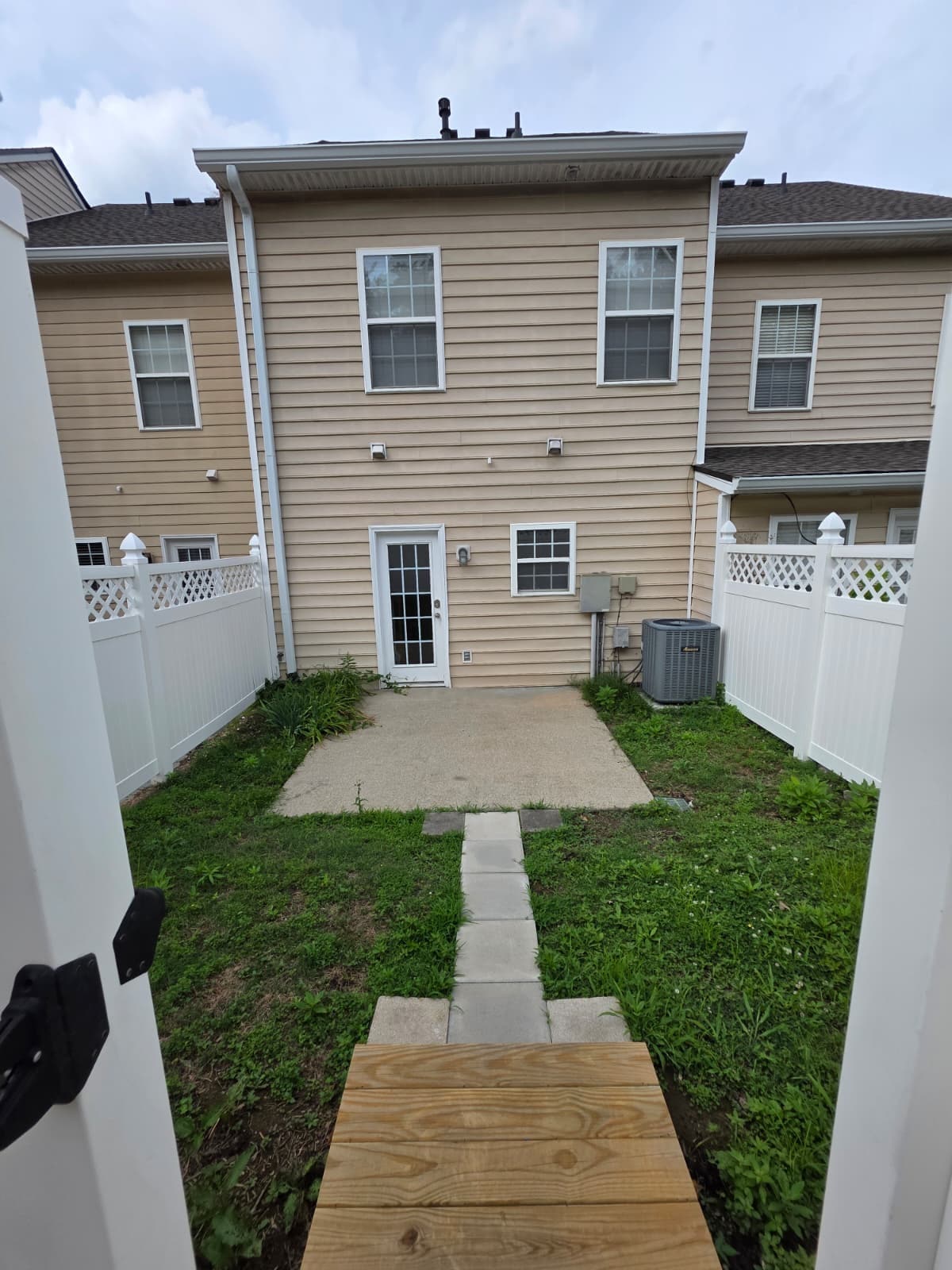 Building Photo - 7025 Sunnywood Dr