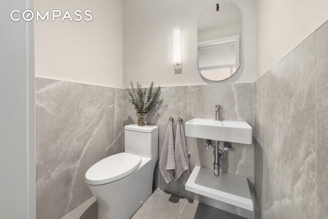 Building Photo - 404 E 76th St