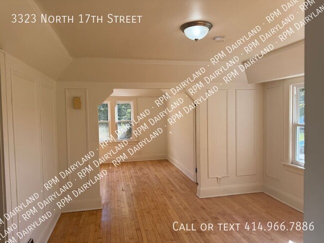 Primary Photo - Stunning Newly Renovated 2-Bedroom Upper D...