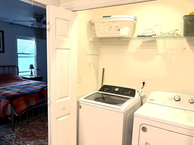 Washer and dryer with bedroom 1 - 1330 Poplar Pointe SE