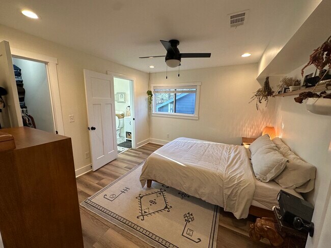 Master bedroom - 1209 Hillwood Ct SE