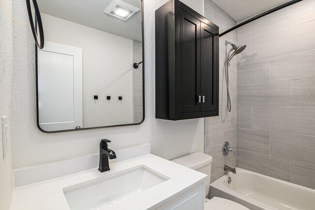 Building Photo - Hale neighborhood duplex w/large patio for...