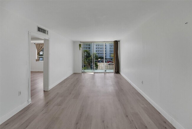 Building Photo - 301 Croton Ave