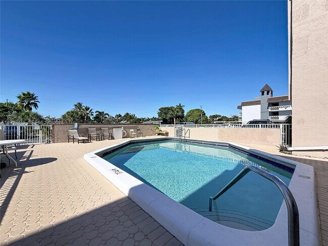 Building Photo - 1100 SE 4th Ave