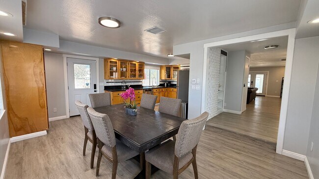 Building Photo - Furnished Ranch-Style Home with Casita – O...