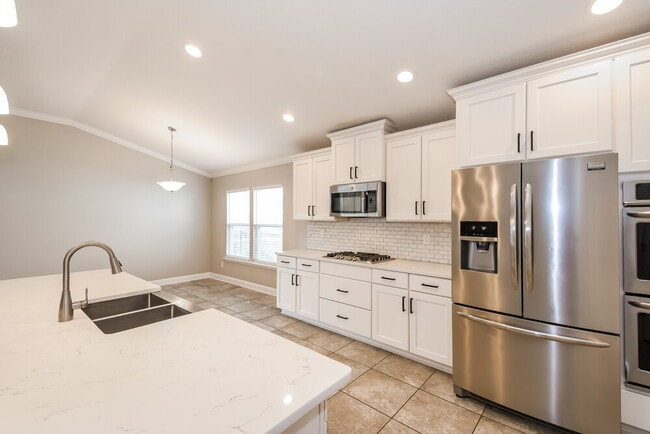 Building Photo - 151 Providence Dr