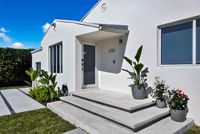 Building Photo - 2733 SW 15th St