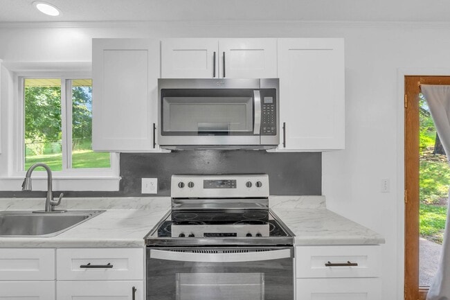 Building Photo - Located in the Heart of Hixson! 3 beds, 2 ...