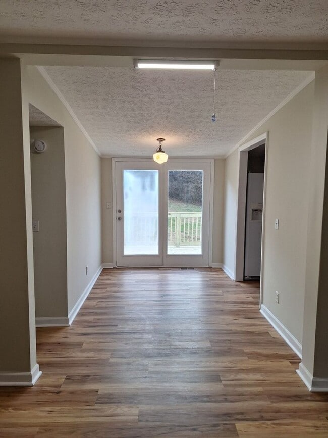 Building Photo - Country Living at its Best!!