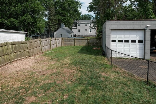 Building Photo - Beautiful Four Bedroom Home