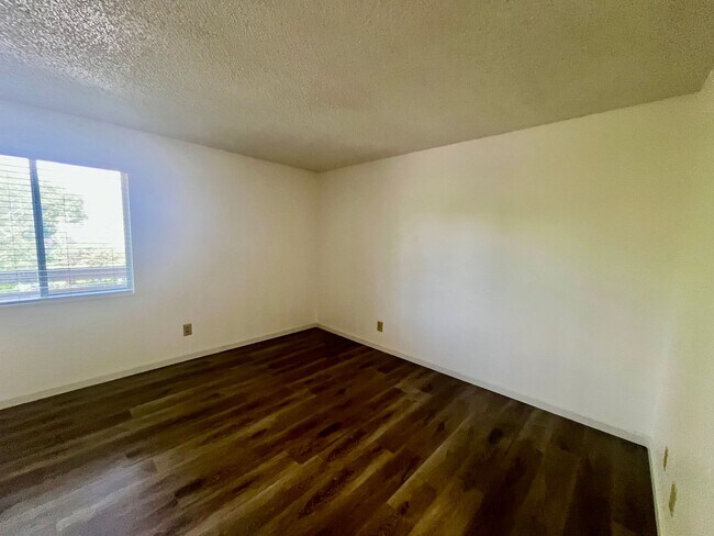 Building Photo - 1 bed 1 bath condo w/ in unit laundry