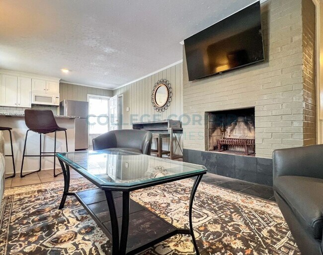 Building Photo - 830 Delmonte Dr NW