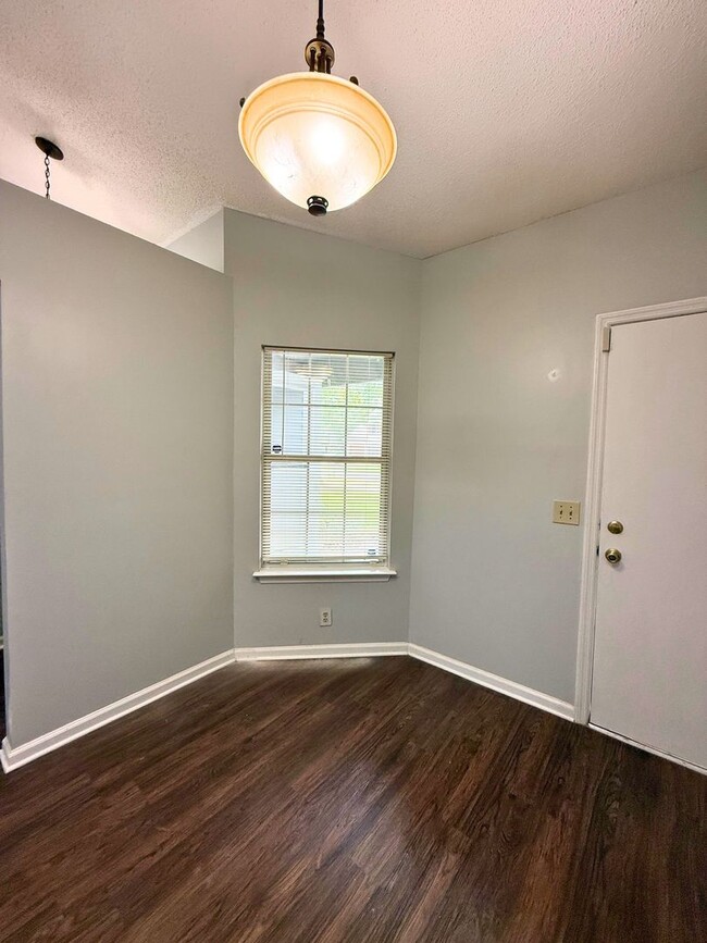 Building Photo - 4/2 with access to Community Amenities