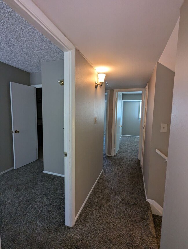 Building Photo - LARGE 4 BEDROOM TOWNHOME