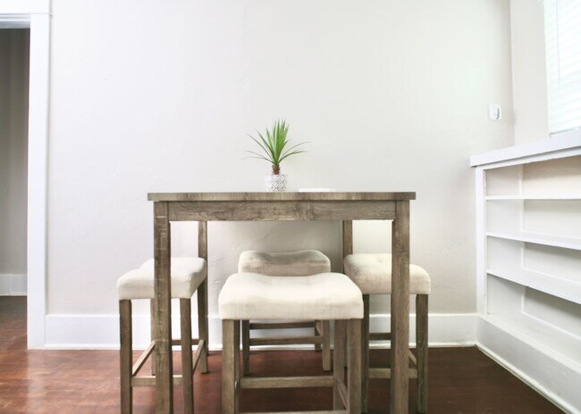 Building Photo - Furnished 2 Bedroom walking distance to Historic 4th Ave!