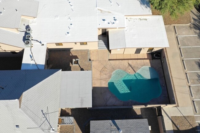 Building Photo - 928 E 6th St