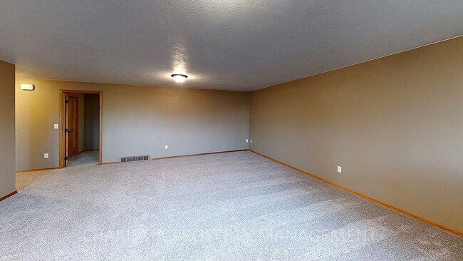 Building Photo - 3 BD, 2 BA AMENITY FILLED TOWNHOME WITH AT...