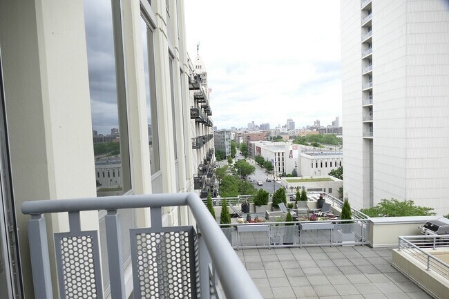 Building Photo - 720 N Larrabee St