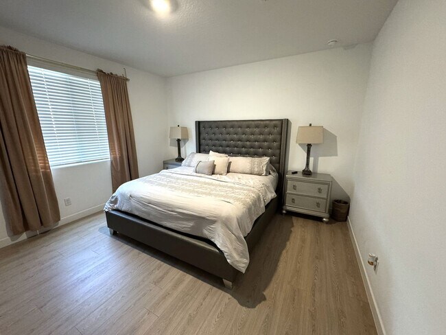 Building Photo - 2024 Beautiful Furnished 3 Bedroom 2 Bath with Private Suite near Sports Venues