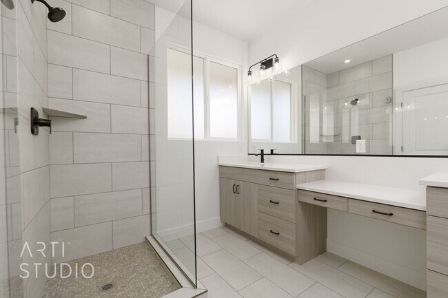 Building Photo - Brand New 3 Bed / 2 Bath Duplex – Modern L...
