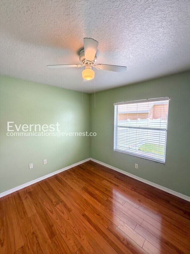 Building Photo - 3 Bed/2 Bath Home with Fenced Yard & Garage / Pet-Friendly / Available Soon!