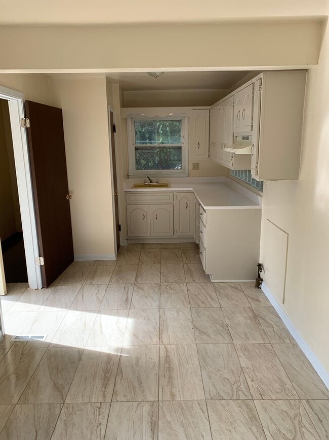 Building Photo - 3BR SINGLE FAMILY HOME WITH FULL BASEMENT, GARAGE, YARD AND PARKING. NICE!