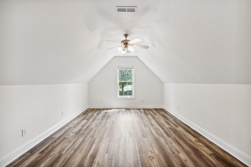 Building Photo - 191 Bridle Path