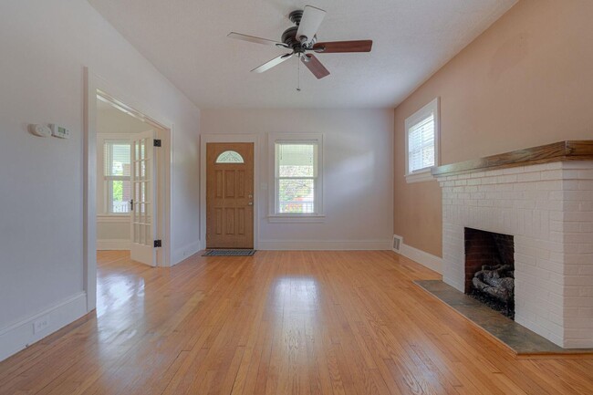 Building Photo - Grandin Court Foursquare convenient to SW City & SW Co!