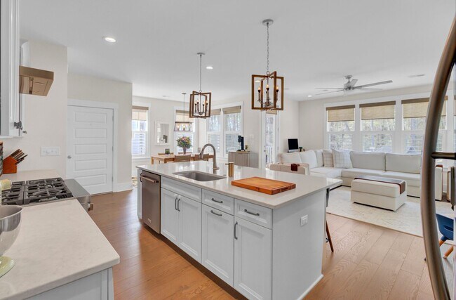 Building Photo - Impressive 4 bedroom home + office with el...