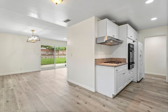 Building Photo - Beautiful Updated Santa Clarita Home | Large Backyard | Attached 2-Car Garage