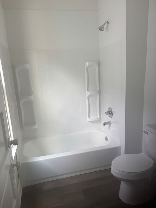 Building Photo - Newly Renovated 3-bedroom 2-bath house in ...