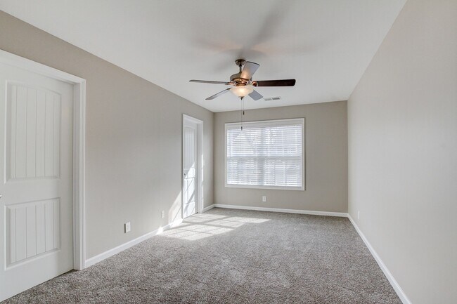 Building Photo - Charming Townhome Close to the Interstate !