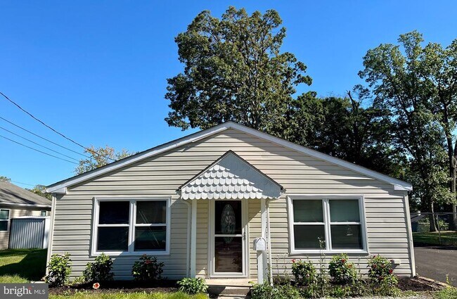 Building Photo - 402 Maple Ave