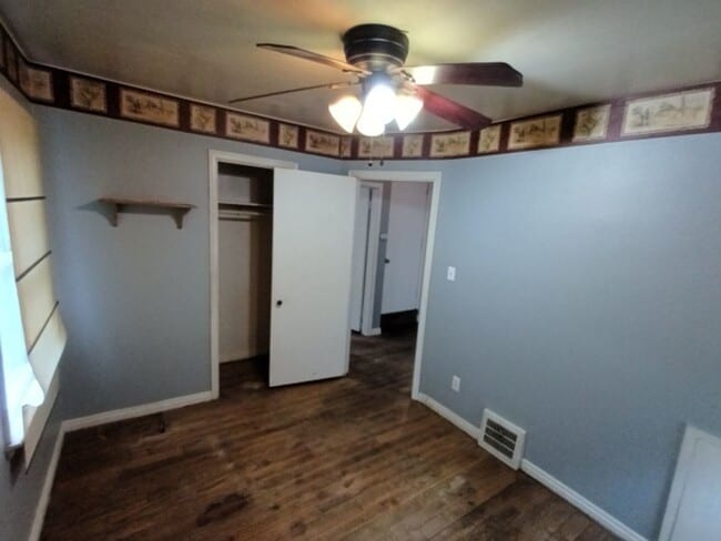 Building Photo - 3 bedroom 1 Bath Bungalow - Now Available!